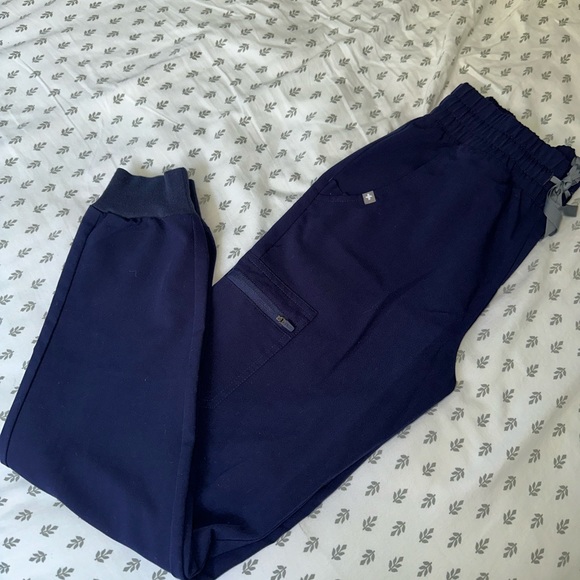 Figs scrubs set - Picture 2 of 4